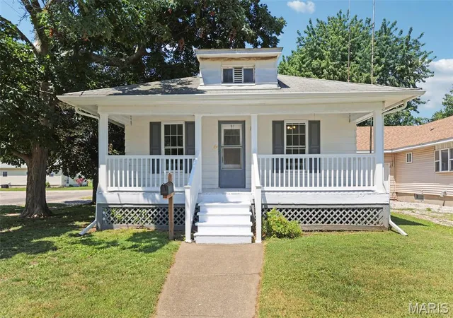 Homes for sale in Carlinville, IL | 304 N Chiles St, Carlinville, IL 62626 | MLS# MIS26043596
