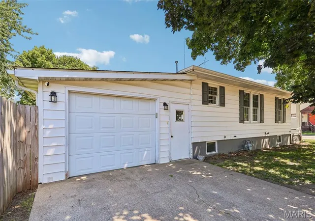 Homes for sale in Carlinville, IL | 304 N Chiles St, Carlinville, IL 62626 | MLS# MIS26043596