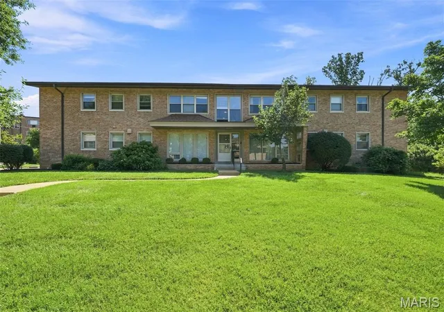 Photo 1 of Condo for sale at 4 Delcrest Ct #104, Saint Louis, MO 63124 | MLS# MIS26043638 | Listing updated on 2026-09-21