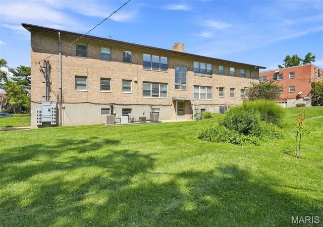 Photo 2 of Condo for sale at 4 Delcrest Ct #104, Saint Louis, MO 63124 | MLS# MIS26043638 | Listing updated on 2026-09-21