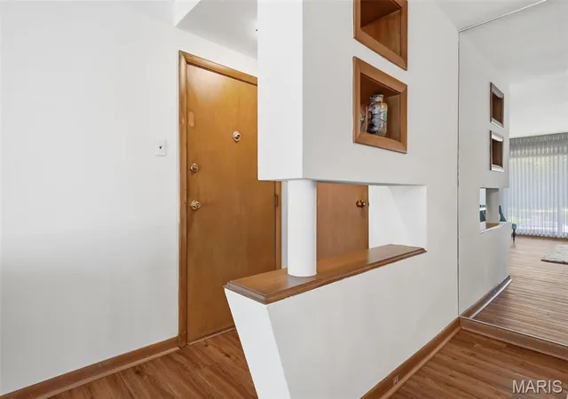 Photo 3 of Condo for sale at 4 Delcrest Ct #104, Saint Louis, MO 63124 | MLS# MIS26043638 | Listing updated on 2026-09-21