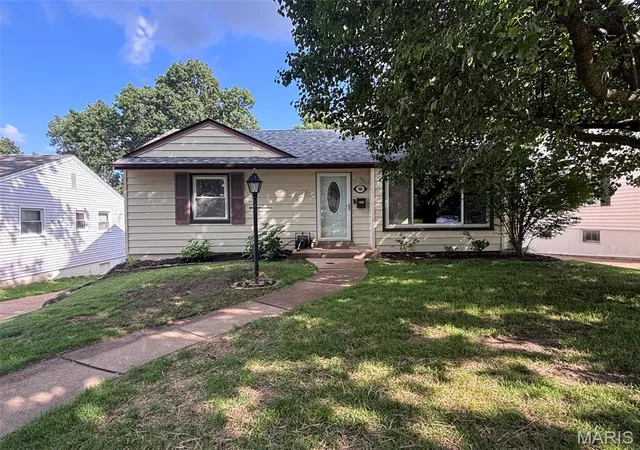 Photo 1 of Sale Pending at 986 Woodbine Dr, Saint Louis, MO 63126 | MLS# MIS26043639 | Listing updated on 2026-08-18