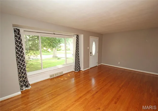 Photo 2 of Sale Pending at 986 Woodbine Dr, Saint Louis, MO 63126 | MLS# MIS26043639 | Listing updated on 2026-08-18