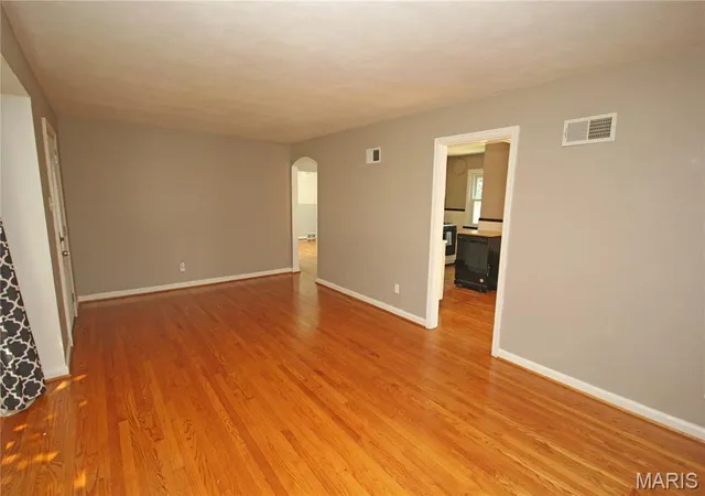 Photo 3 of Sale Pending at 986 Woodbine Dr, Saint Louis, MO 63126 | MLS# MIS26043639 | Listing updated on 2026-08-18