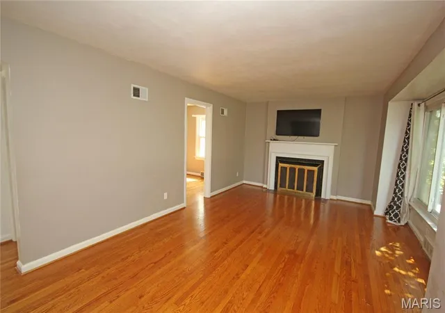 Photo 3 of Sale Pending at 986 Woodbine Dr, Saint Louis, MO 63126 | MLS# MIS26043639 | Listing updated on 2026-08-18