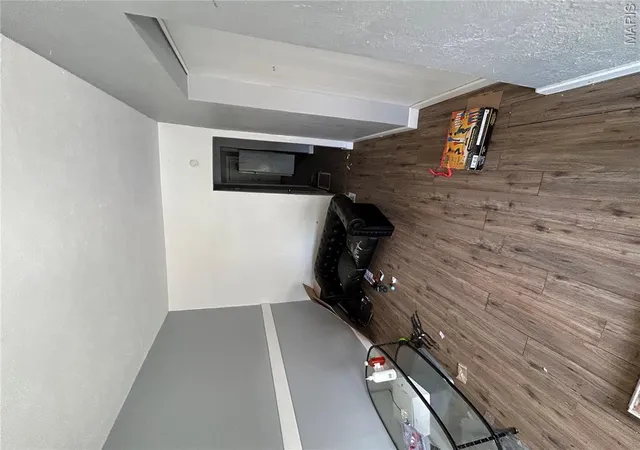 Photo 4 of Sale Pending at 4021 Green Lea Pl, St Louis, MO 63107 | MLS# MIS26043650 | Listing updated on 2026-08-21