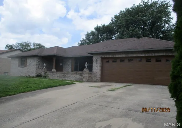 Homes for sale in Belleville, IL | 113 Rose Marie Dr, Belleville, IL 62220 | MLS# MIS26043673