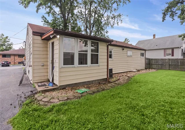 Photo 3 of Single family home for sale at 5817 Memory Ln, Belleville, IL 62226 | MLS# MIS26043682 | Listing updated on 2026-09-14