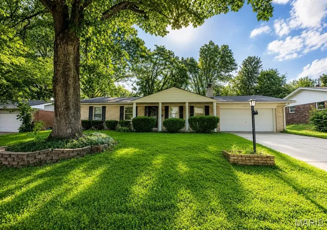 Homes for sale in Belleville, IL | 121 Williamsburg Dr, Belleville, IL 62221 | MLS# MIS26043692
