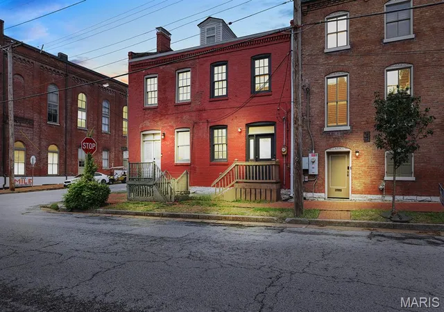 Single family home for sale at 1927 S 9Th St, Saint Louis, MO 63104 | MLS# MIS26043701