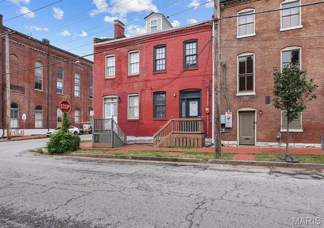 Photo 1 of Single family home for sale at 1927 S 9Th St, Saint Louis, MO 63104 | MLS# MIS26043701 | Listing updated on 2026-09-20