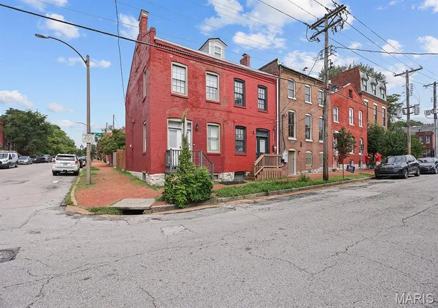 Photo 2 of Single family home for sale at 1927 S 9Th St, Saint Louis, MO 63104 | MLS# MIS26043701 | Listing updated on 2026-09-20