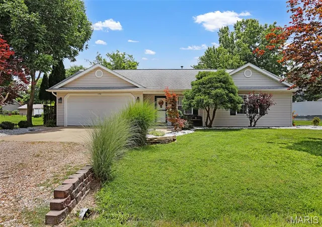 Homes for sale in Edwardsville, IL | 1092 Barbados Dr, Edwardsville, IL 62025 | MLS# MIS26043720