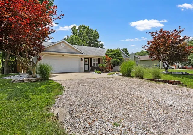 Homes for sale in Edwardsville, IL | 1092 Barbados Dr, Edwardsville, IL 62025 | MLS# MIS26043720