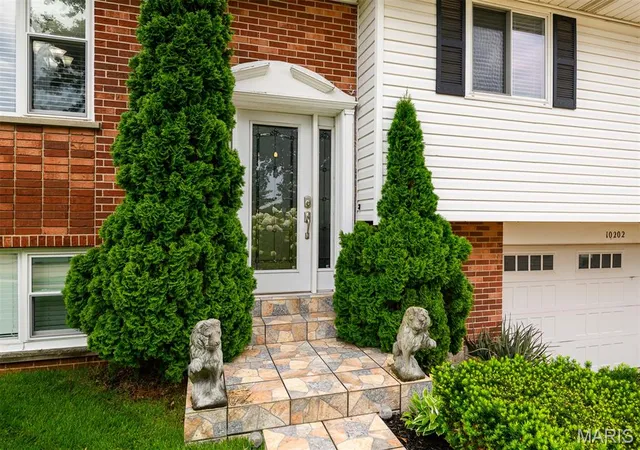 Photo 2 of Single family home for sale at 10202 Jubil Dr, Saint Louis, MO 63123 | MLS# MIS26043724 | Listing updated on 2026-09-21