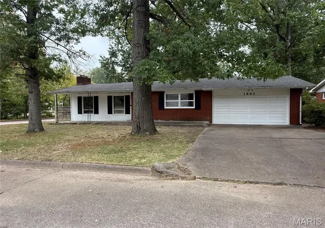 Photo 2 of Sale Pending at 1662 Westwood Dr, Cape Girardeau, MO 63701 | MLS# MIS26043738 | Listing updated on 2026-10-02
