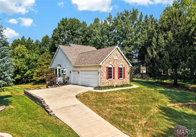 Photo 2 of Sale Pending at 1 Big Blf Ct, Saint Charles, MO 63304 | MLS# MIS26043757 | Listing updated on 2026-10-05