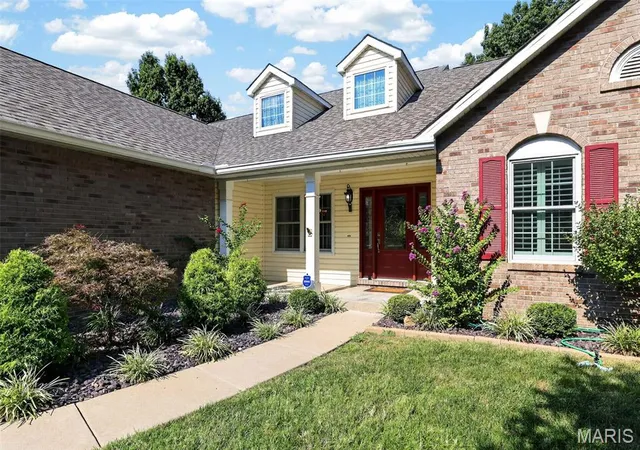 Photo 3 of Sale Pending at 1 Big Blf Ct, Saint Charles, MO 63304 | MLS# MIS26043757 | Listing updated on 2026-10-05