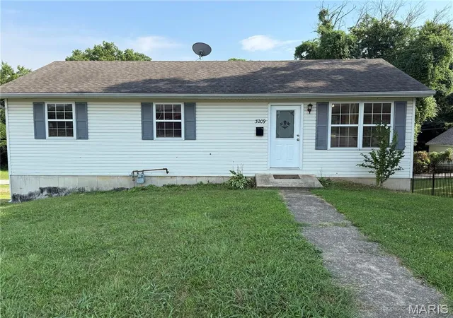 Homes for sale in Alton, IL | 3209 College Ave, Alton, IL 62002 | MLS# MIS26043760