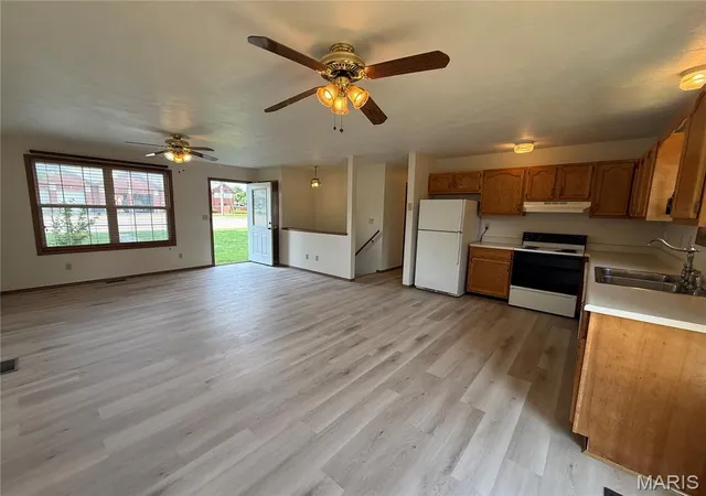 Homes for sale in Alton, IL | 3209 College Ave, Alton, IL 62002 | MLS# MIS26043760
