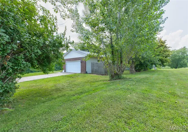 Photo 2 of Sale Pending at 14904 Sycamore St, Grafton, IL 62037 | MLS# MIS26043790 | Listing updated on 2026-08-04