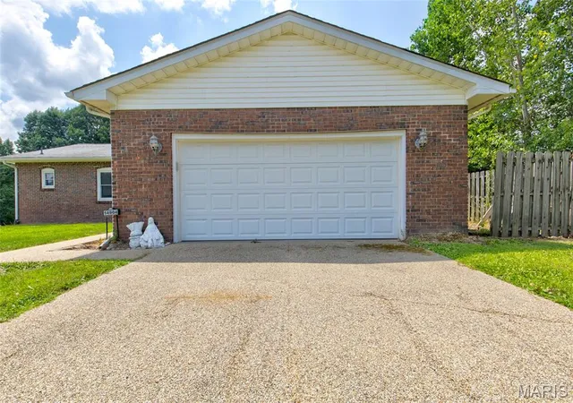 Photo 2 of Sale Pending at 14904 Sycamore St, Grafton, IL 62037 | MLS# MIS26043790 | Listing updated on 2026-08-04