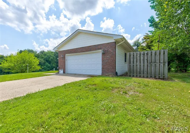 Photo 3 of Sale Pending at 14904 Sycamore St, Grafton, IL 62037 | MLS# MIS26043790 | Listing updated on 2026-08-04