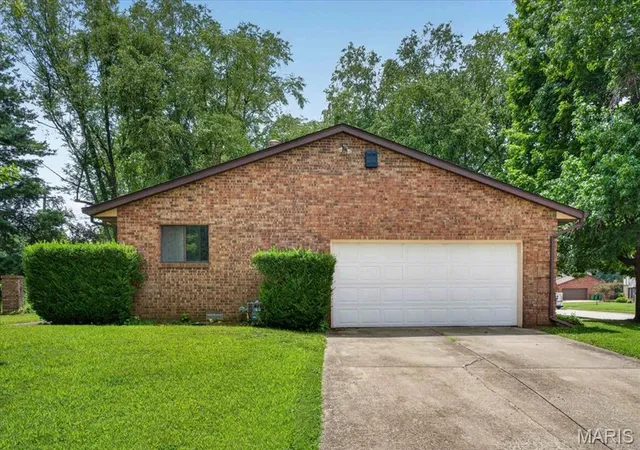 Photo 2 of Single family home for sale at 1020 N Smiley St, O Fallon, IL 62269 | MLS# MIS26043792 | Listing updated on 2026-09-23