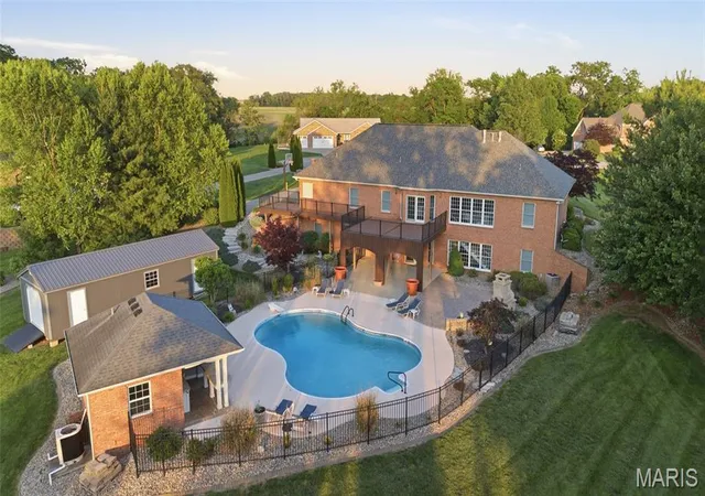 Homes for sale in Highland, IL | 157 Blue Bell Ln, Highland, IL 62249 | MLS# MIS26043795