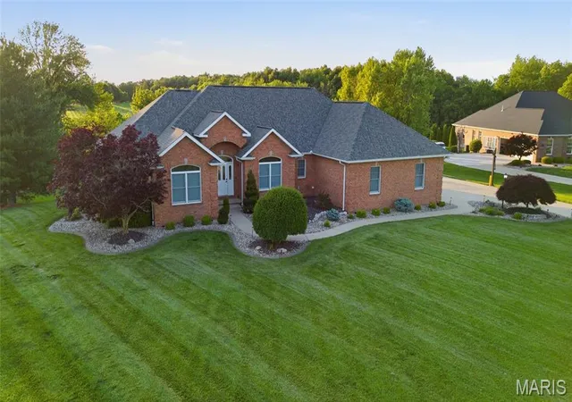 Homes for sale in Highland, IL | 157 Blue Bell Ln, Highland, IL 62249 | MLS# MIS26043795