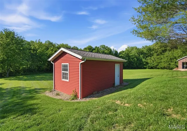 Homes for sale in Highland, IL | 157 Blue Bell Ln, Highland, IL 62249 | MLS# MIS26043795