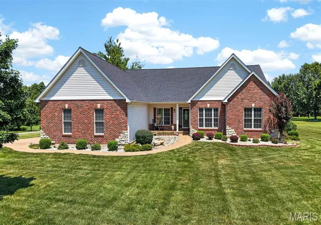 Photo 3 of Single family home for sale at 512 Meadowfield Ln, Wentzville, MO 63385 | MLS# MIS26043808 | Listing updated on 2026-09-14