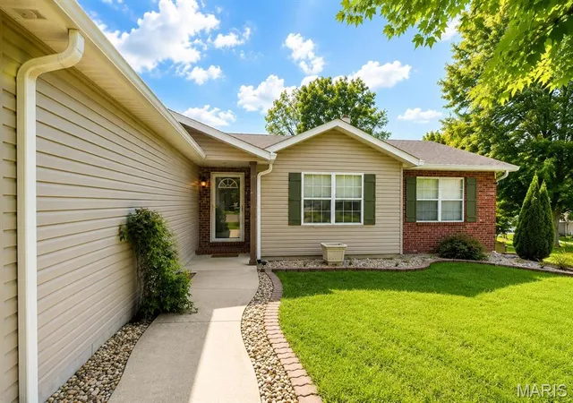 Photo 2 of Sale Pending at 2 Arbor Spgs, Troy, IL 62294 | MLS# MIS26043817 | Listing updated on 2026-08-18