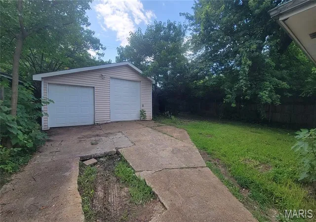 Photo 2 of Sale Pending at 10107 Castle Dr, St Louis, MO 63136 | MLS# MIS26043829 | Listing updated on 2026-08-11