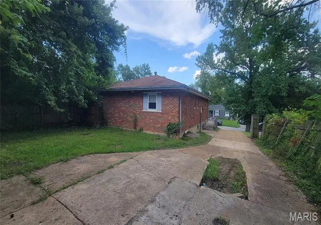 Photo 3 of Sale Pending at 10107 Castle Dr, St Louis, MO 63136 | MLS# MIS26043829 | Listing updated on 2026-08-11