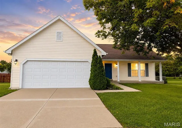 Photo 1 of Single family home for sale at 16455 Hampden Pl, Florissant, MO 63034 | MLS# MIS26043874 | Listing updated on 2026-08-25