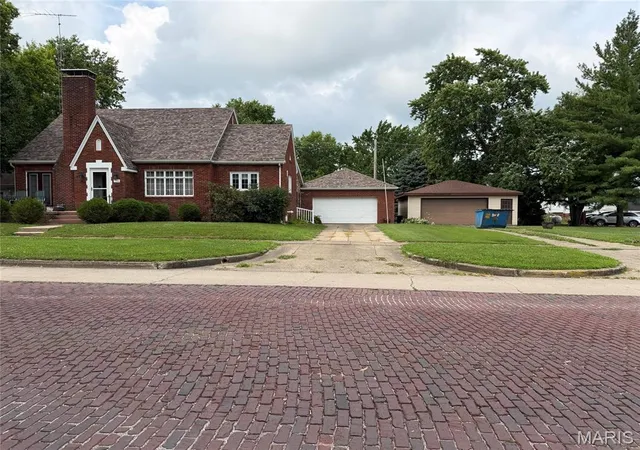 Homes for sale in Nokomis, IL | 116 S Cedar St, Nokomis, IL 62075 | MLS# MIS26043880