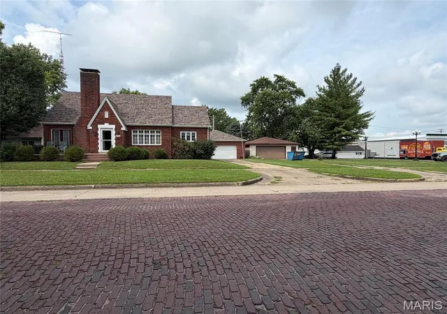Homes for sale in Nokomis, IL | 116 S Cedar St, Nokomis, IL 62075 | MLS# MIS26043880
