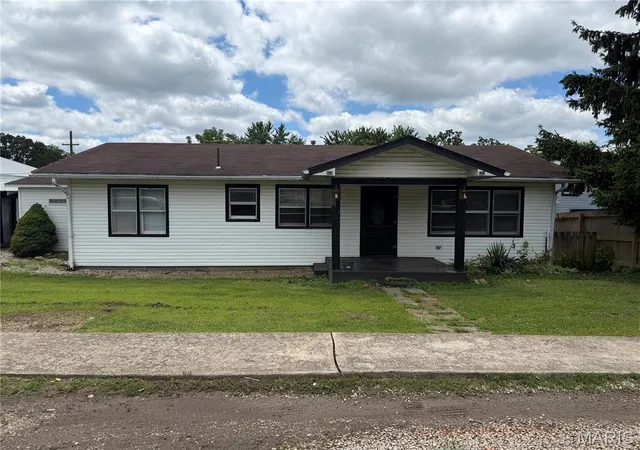 Homes for sale in Mountain View, MO | 221 E 3rd St, Mountain View, MO 65548 | MLS# MIS26043893