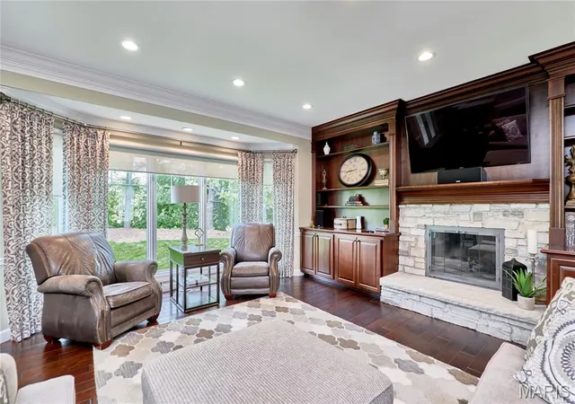 Photo 3 of Sale Pending at 2323 Wellington Estates Dr, Chesterfield, MO 63017 | MLS# MIS26043897 | Listing updated on 2026-08-02