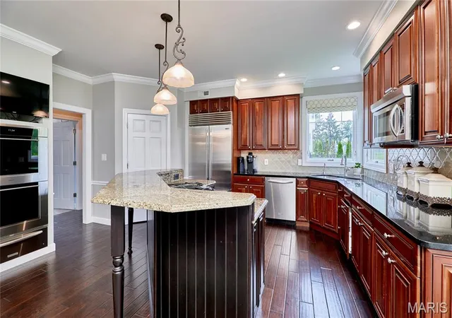 Photo 4 of Sale Pending at 2323 Wellington Estates Dr, Chesterfield, MO 63017 | MLS# MIS26043897 | Listing updated on 2026-08-02