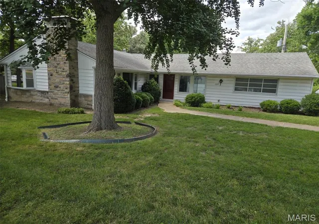 Photo 1 of Sale Pending at 137 Woodridge Rd, St Louis, MO 63122 | MLS# MIS26043927 | Listing updated on 2026-10-20