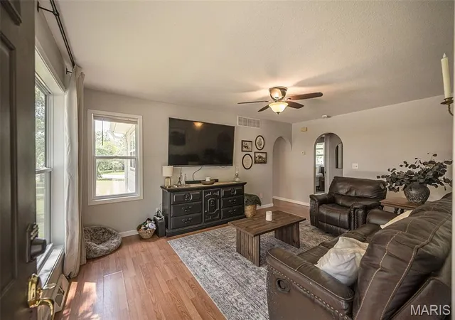 Homes for sale in Owensville, MO | 701 E Pear Ave, Owensville, MO 65066 | MLS# MIS26043966