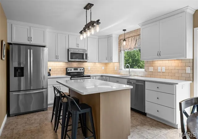 Photo 3 of Sale Pending at 3 Birchwood Ln Ct, Maryland Heights, MO 63043 | MLS# MIS26043993 | Listing updated on 2026-10-20