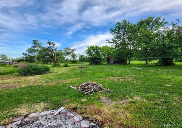 3rd image of 309 E Clay St, Pleasant Hill, IL 62366 | MLS# MIS26043994
