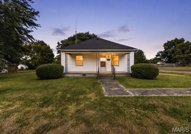 1st image of 206 S Main Cross St, Bowling Green, MO 63334 | MLS# MIS26044002