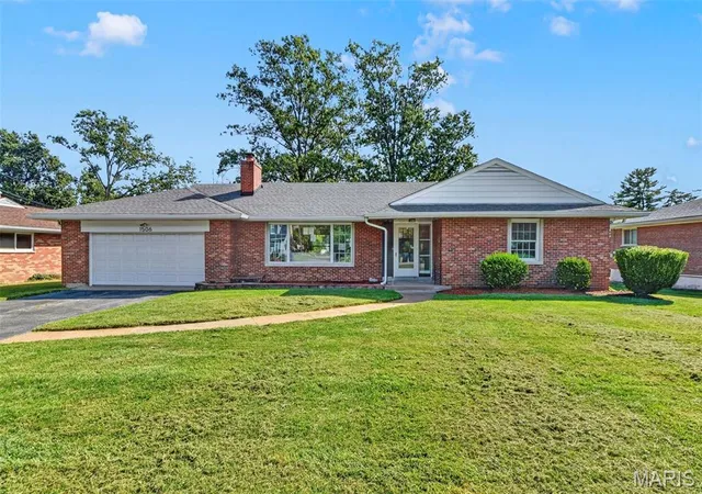 Photo 1 of Sale Pending at 1506 Starling Dr, Saint Louis, MO 63126 | MLS# MIS26044004 | Listing updated on 2026-10-03