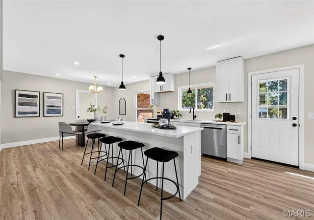 Photo 3 of Sale Pending at 1506 Starling Dr, Saint Louis, MO 63126 | MLS# MIS26044004 | Listing updated on 2026-10-03