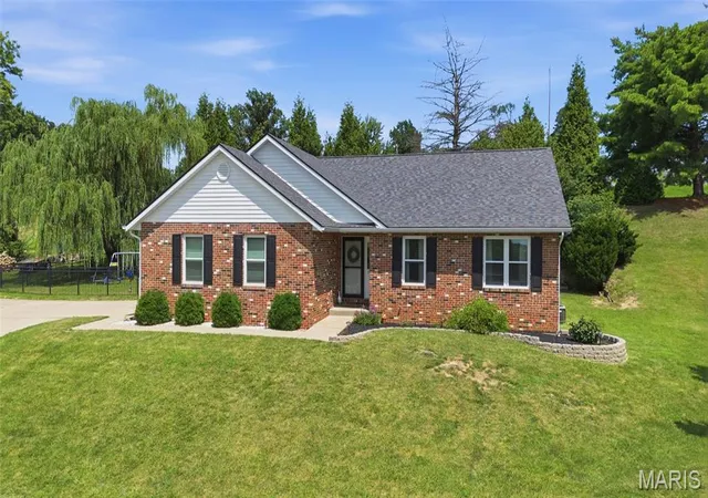 Photo 1 of Sale Pending at 10 Spring Terrace Ct, Columbia, IL 62236 | MLS# MIS26044075 | Listing updated on 2026-08-29