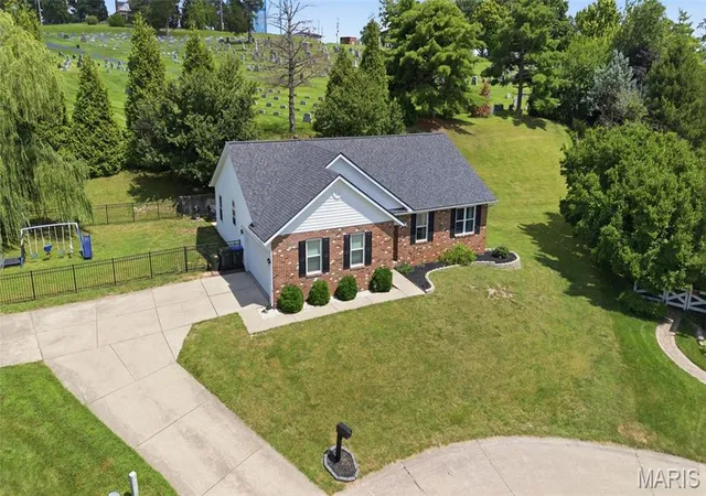Photo 2 of Sale Pending at 10 Spring Terrace Ct, Columbia, IL 62236 | MLS# MIS26044075 | Listing updated on 2026-08-29